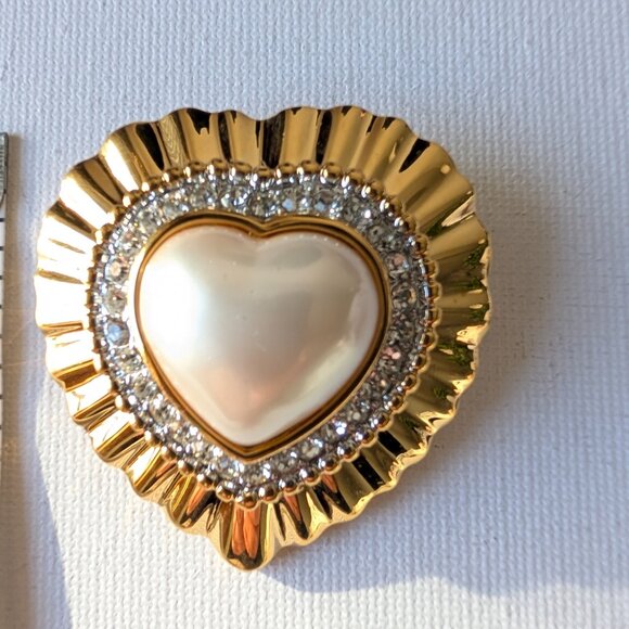 Vintage Signed Alfred Sung Heart Brooch – Gold-Tone w/ Pearl - Picture 5 of 11